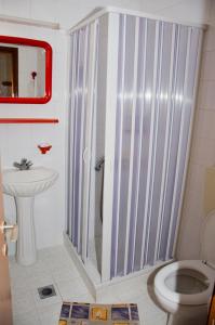斯基亚索斯镇克里斯蒂娜酒店的带淋浴的浴室(带卫生间和水槽)