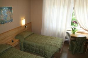 米兰诺酒店客房内的一张或多张床位