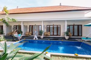 努沙杜瓦Kubu Benoa Guest House的别墅前设有游泳池