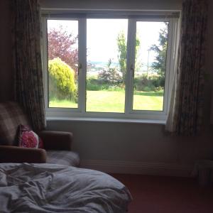 金斯布里奇Estuary View Farm的卧室设有窗户,享有庭院的景色