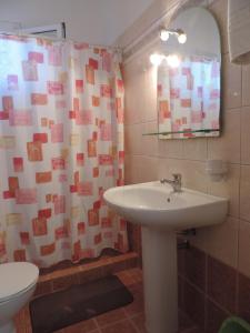 圣斯特凡诺斯APARTMENTS PELI-MARIA的浴室配有水槽、卫生间和浴帘