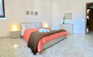 迪亚曼特Parco Adamantina di Fronte al Mare的一间卧室配有一张带蓝色毛巾的床