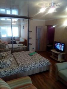 科布林Apartment on Pushkina 7的一间设有两张床和电视的房间