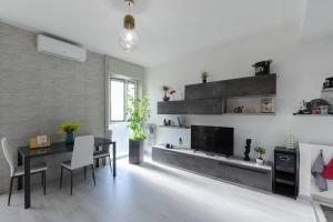 米兰Appartamento moderno San Siro的客厅配有餐桌和电视