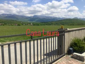 里耶卡Casa Laura的带有读取caja laiane的标志的栅栏