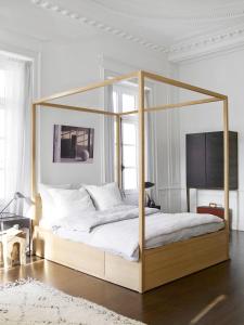 瓦讷Une Suite A Vannes的卧室配有带白色枕头的天蓬床