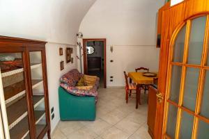 圣安吉罗山Caratteristica casa in piazzetta的客厅配有沙发和桌子