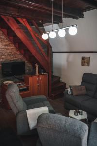 佩鲁恰茨迪特里纳中提琴公寓的客厅配有两张沙发和一台电视机