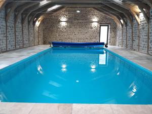 MontregardLes Fayettes的大楼内的一个蓝色海水游泳池