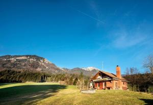 ZalogLittle dream house in a perfect spot的山地绿色田野的房子