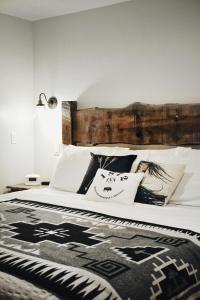 西黄石1872酒店 - 仅限成人的一间卧室配有一张带木制床头板的床