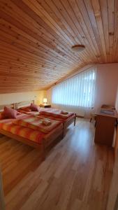索科矿泉村Apartmani Vila Danica的一间设有两张床和木制天花板的大卧室