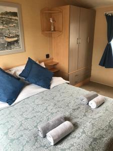 浦耳Rockley Park - Coral的一间卧室配有带毛巾的床