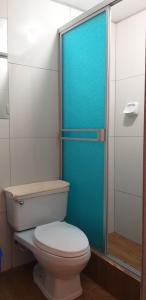 马丘比丘Vista Waynapata 1 23的一间带卫生间和蓝色淋浴门的浴室