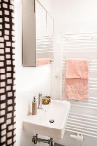 维也纳Twin Apartment的白色的浴室设有水槽和镜子