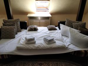 Leibsch佐姆迦登斯蒂姆酒店的一张白色的大床,带两条毛巾