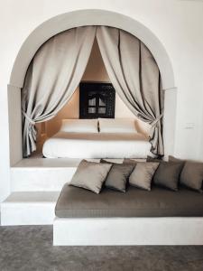潘泰莱里亚I Dammusini di Pantelleria的一间卧室配有一张大床和一张沙发