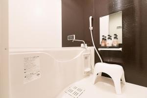 京都Stay SAKURA Kyoto Shijo Karasuma的浴室设有白色卫生间和白色凳子。