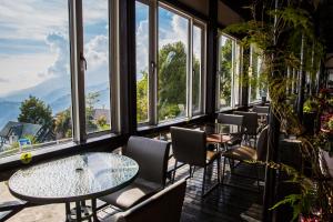 仁爱乡清境兹心园山庄的餐厅设有桌椅和窗户。