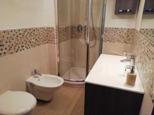 奥尔比亚B&B Nino的带淋浴、卫生间和盥洗盆的浴室
