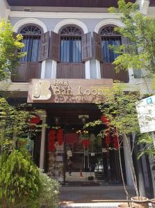 怡保JQ Ban Loong Boutique Hotel的商店前有标志的建筑物