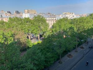 巴黎Thegreatflat的城市的顶部景观,树木和建筑