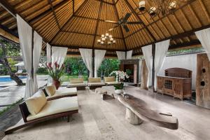 沙努尔Villa Pantai Karang的带沙发和天花板的客厅