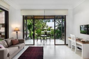 沙努尔Villa Pantai Karang的客厅配有沙发和桌子