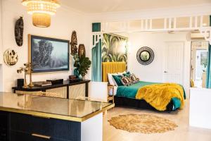 道格拉斯港NOMAD - Luxe apartment的一间卧室配有一张床和一台电视。