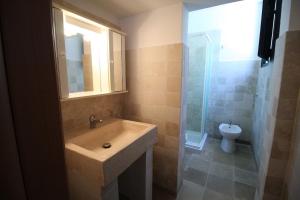 圣维托诺曼Trullo del Geco的一间带水槽、淋浴和卫生间的浴室