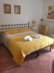 普拉Villa Franca的一间卧室配有两张带毛巾的床
