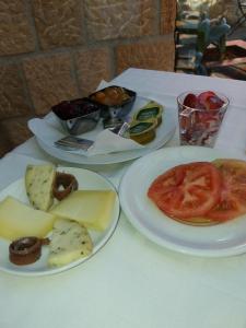 卡巴塞诺波萨达韦内罗酒店的桌上的两盘食物,配以奶酪和西红柿