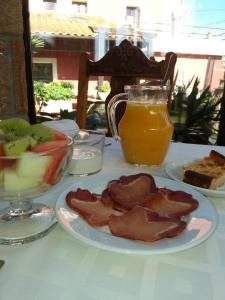 卡巴塞诺波萨达韦内罗酒店的餐桌,饭盘和饮料