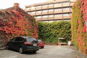 杜塞尔多夫月亮酒店的两辆汽车停在大楼前的停车场