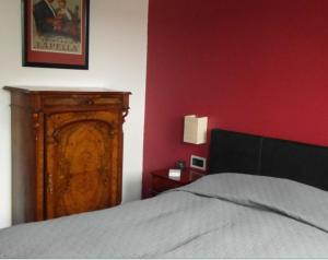 MarkneukirchenSchuster Villa的一间卧室设有一张床和红色的墙壁