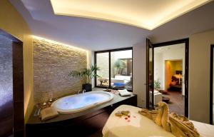 梅拉诺Hotel Ansitz Plantiz的带浴缸的浴室和卧室
