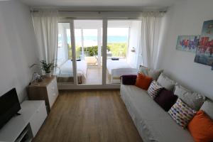昂代Hendaye Beach Studio, front de mer avec parking privé的带沙发的客厅和卧室美景