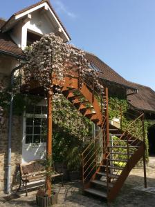 BoutignyL’Orme des voyageurs的房屋前的木制螺旋楼梯