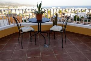 托雷德尔马尔Villa Borja的美景阳台配有桌椅