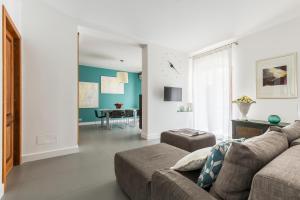 陶尔米纳La Matrangela Charme Apartments的客厅配有沙发和桌子