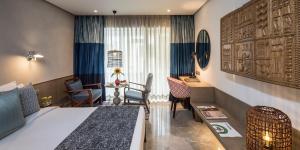 班加罗尔班加罗尔公园酒店的酒店客房带一张床、一张桌子和椅子