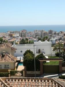 托雷德尔马尔Villa Borja的享有带房屋的城市和大海的景致。