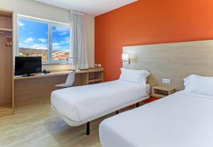 马德里洛扎斯住宿加早餐酒店客房内的一张或多张床位