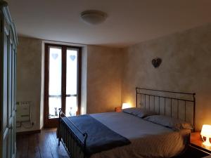Ornicacasa del cirillo的一间卧室设有一张大床和一个窗户。