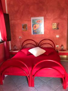 BauladuDomu de Palla- IUN-E5167的红色的床上,有红色的墙壁