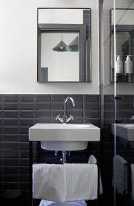 罗马罗马俱乐部会所c酒店的一间带水槽和镜子的浴室