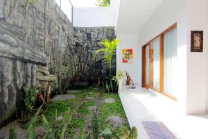 日惹Silas Garden的房屋走廊上的石墙
