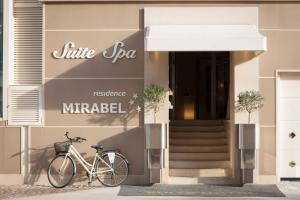 格拉多Suite & Spa Mirabel的停在大楼前的自行车