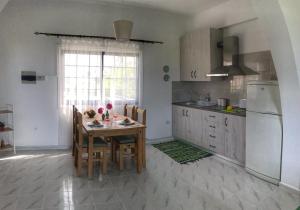 波利斯Tina’s Cozy Studio的厨房配有桌椅和冰箱。