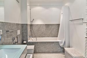 圣莫里茨Chesa Chalavus - St. Moritz的一间带浴缸和淋浴的浴室